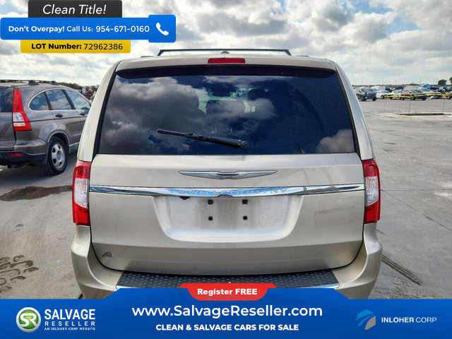 Used 2014 Chrysler Town & Country Touring FWD image 8