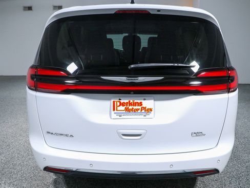 Used 2024 Chrysler Pacifica Touring-L FWD image 8