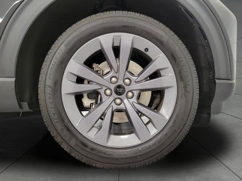 Used 2023 Ford Explorer XLT w/ Equipment Group 202A AWD/4WD image 4