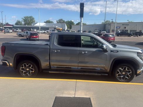 Used 2024 GMC Sierra 1500 SLT w/ SLT Premium Plus Package AWD/4WD image 10