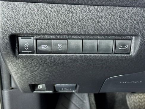 Used 2022 Toyota Venza XLE AWD/4WD image 11