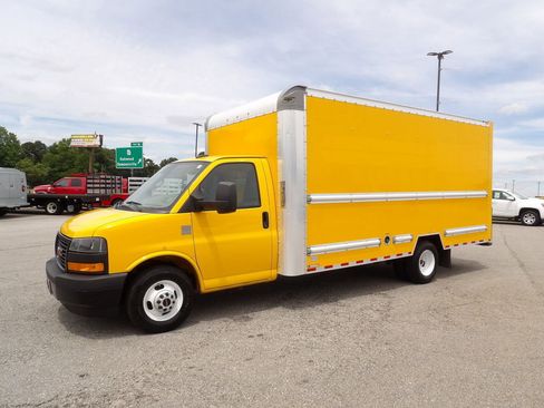 Used 2022 GMC Savana 3500 Extended w/ Power Convenience Package RWD image 3