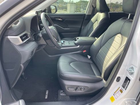 Used 2024 Toyota Highlander XLE image 18