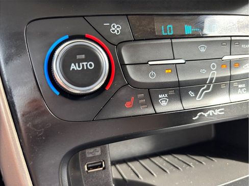 Used 2015 Ford Focus Titanium FWD image 28