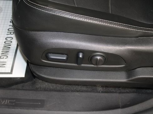 Used 2024 GMC Terrain SLT image 23