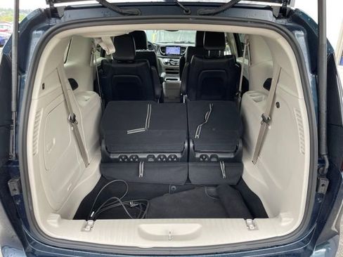 Used 2024 Chrysler Pacifica Limited FWD image 30