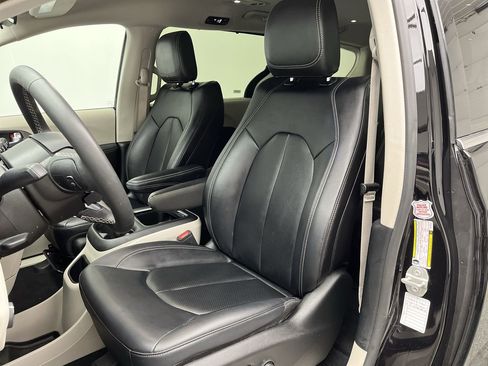 Used 2024 Chrysler Pacifica Touring-L image 8