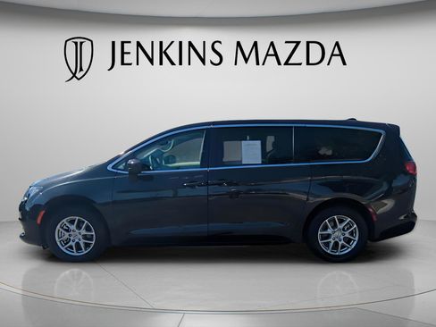 Used 2023 Chrysler Voyager LX image 5