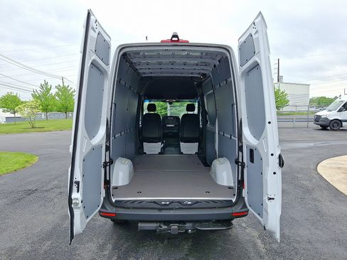Used 2024 Mercedes-Benz Sprinter 2500 image 9