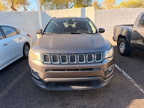 Used 2017 Jeep Compass Latitude FWD image 3