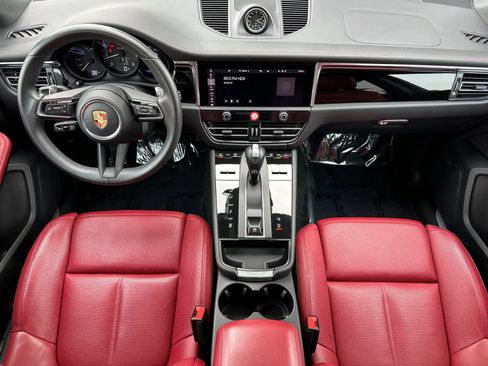 Certified 2025 Porsche Macan image 6