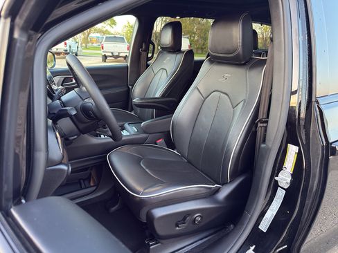 Used 2025 Chrysler Pacifica Limited FWD image 13