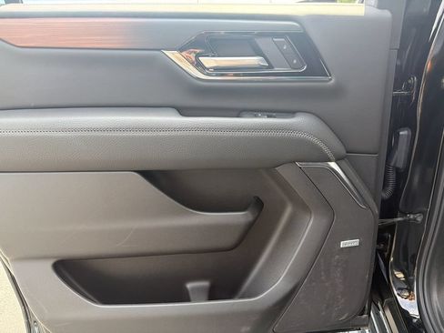 Used 2025 GMC Yukon XL Denali AWD/4WD image 14