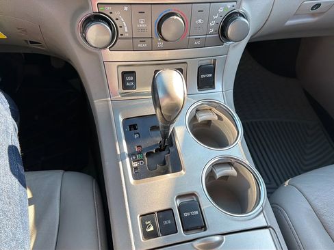 Used 2012 Toyota Highlander SE image 17
