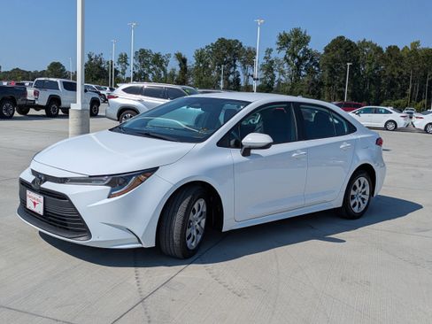 Certified 2023 Toyota Corolla LE image 3