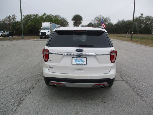 Used 2017 Ford Explorer XLT w/ Equipment Group 202A image 6