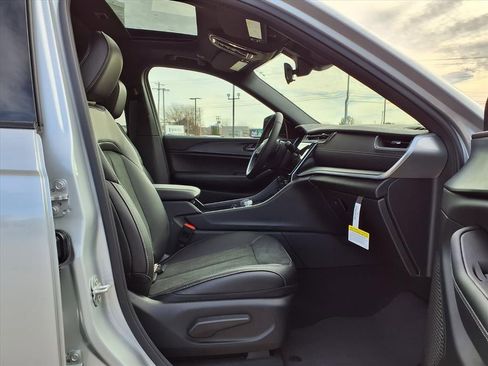 New 2025 Jeep Grand Cherokee Altitude image 21