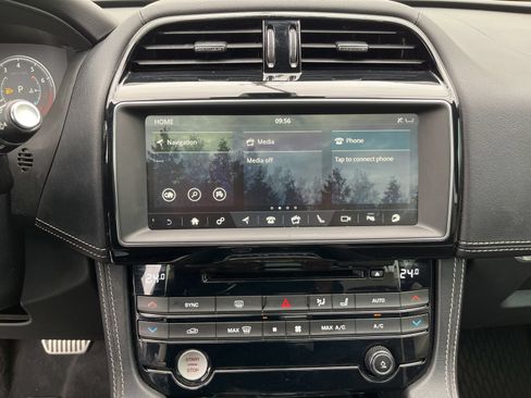 Used 2018 Jaguar F-PACE S AWD/4WD image 23
