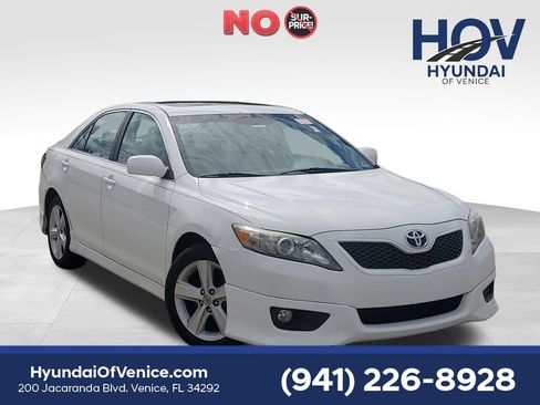 Used 2010 Toyota Camry SE FWD image 1