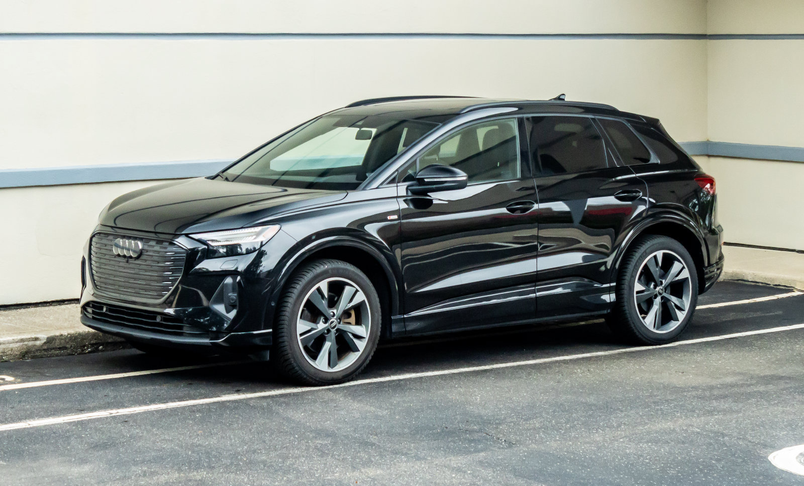 Used 2023 Audi Q4 e-tron Prestige w/ Black Optic Package AWD/4WD image 3