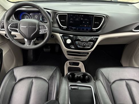 Used 2024 Chrysler Pacifica Touring-L FWD image 12