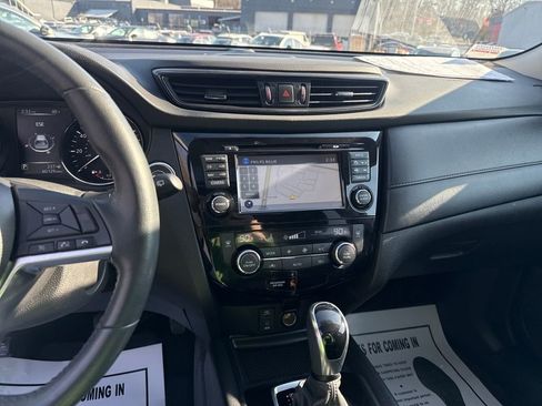 Used 2017 Nissan Rogue SV image 17