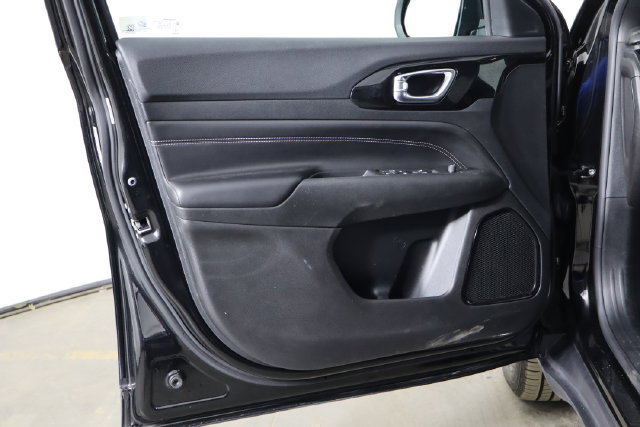 Used 2022 Jeep Compass Latitude FWD image 18