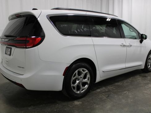 Used 2023 Chrysler Pacifica Limited FWD image 6