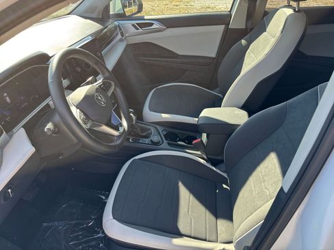 Used 2025 Volkswagen Taos SE image 27