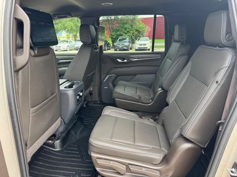 Used 2023 GMC Yukon XL Denali w/ Advanced Technology Package AWD/4WD image 9