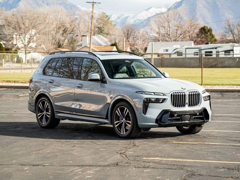 Used 2023 BMW X7 xDrive40i w/ M Sport Package image 3