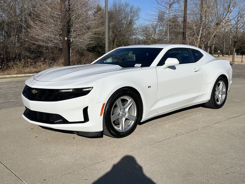 Used 2020 Chevrolet Camaro LT w/ Technology Package image 5