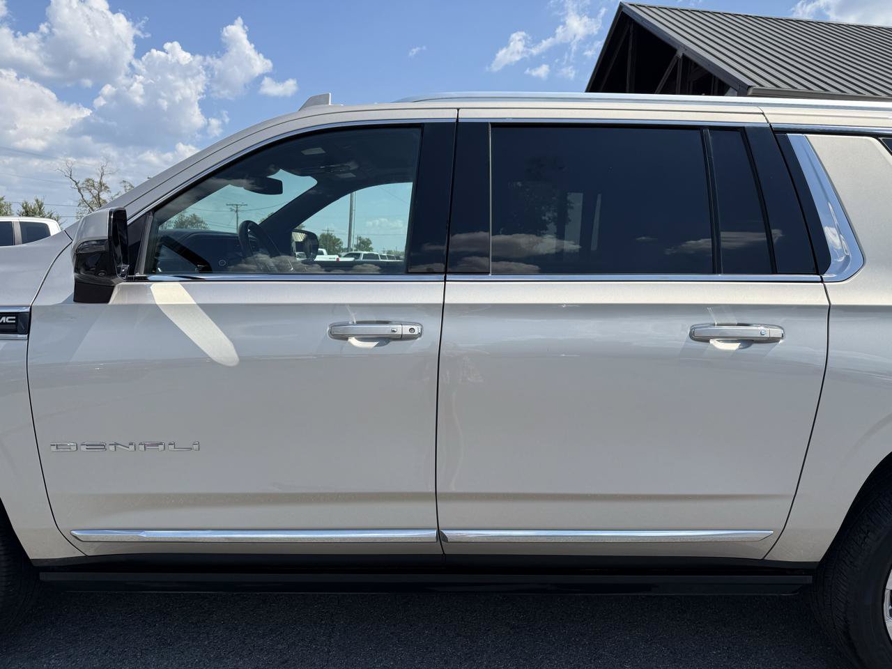 Used 2023 GMC Yukon XL Denali AWD/4WD image 42