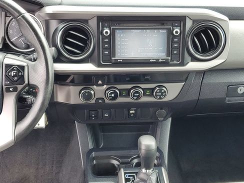 Used 2017 Toyota Tacoma SR5 AWD/4WD image 25