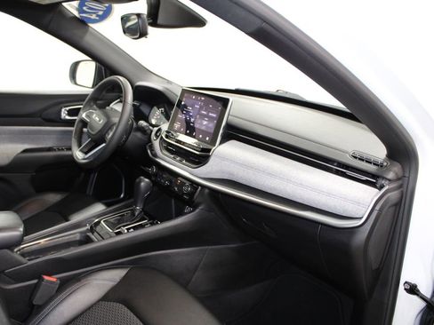 Used 2024 Jeep Compass Latitude image 23