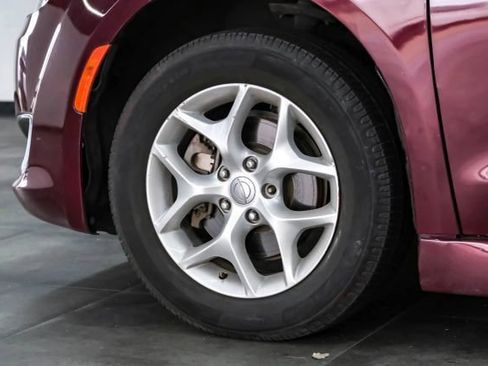 Used 2018 Chrysler Pacifica Touring Plus w/ Tire & Wheel Group FWD image 54