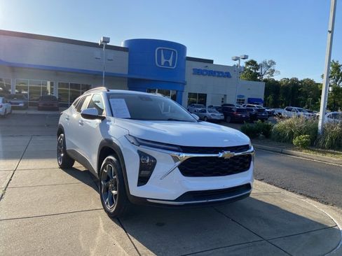 Used 2025 Chevrolet Trax LT w/ LT Convenience Package FWD image 2