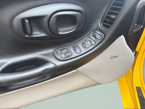 Used 2004 Chevrolet Corvette Coupe w/ Preferred Equipment Group RWD image 11