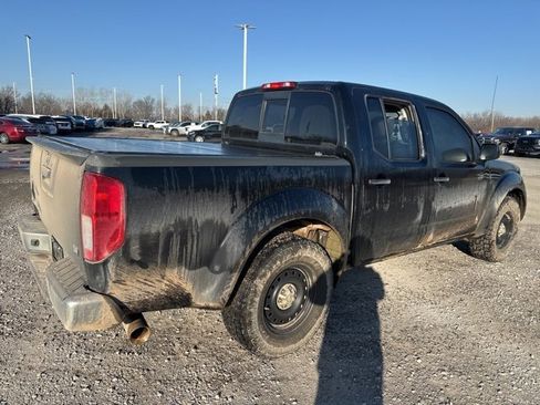 Used 2015 Nissan Frontier SV image 2