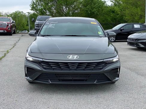Used 2024 Hyundai Elantra SE image 2