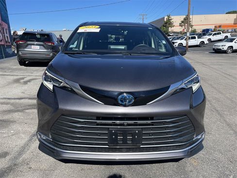 Certified 2023 Toyota Sienna Platinum image 5
