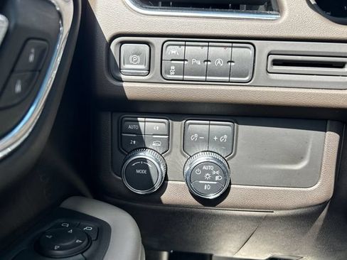 Used 2023 GMC Yukon SLT AWD/4WD image 35