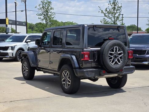 Used 2025 Jeep Wrangler Sahara AWD/4WD image 3
