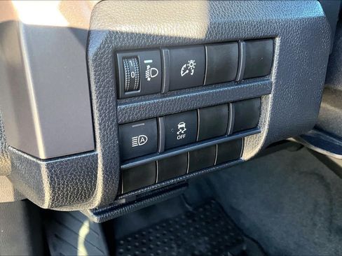 Certified 2026 Toyota Tacoma SR5 AWD/4WD image 32