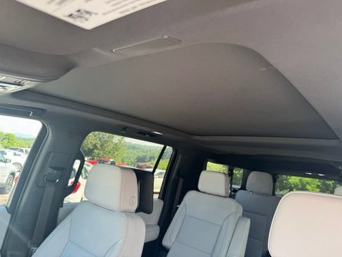 New 2026 Chevrolet Suburban Premier AWD/4WD image 18