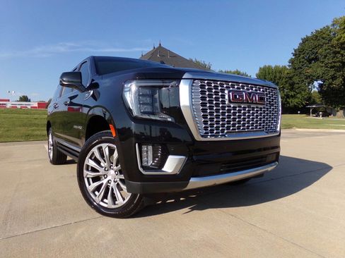 Used 2021 GMC Yukon XL Denali w/ Denali Premium Package image 8