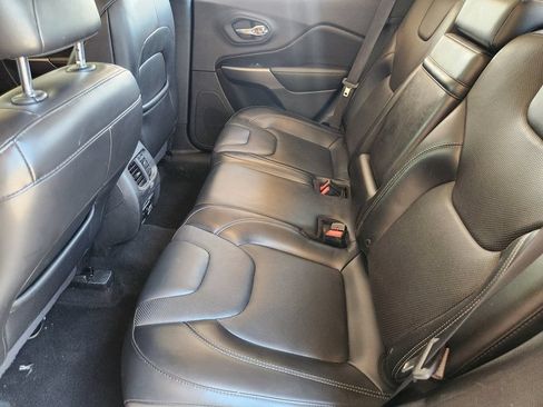 Used 2019 Jeep Cherokee Limited FWD image 31