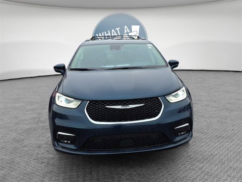 Used 2022 Chrysler Pacifica Touring-L w/ Uconnect Theater Family Group image 9