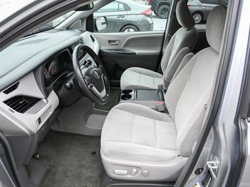Used 2017 Toyota Sienna LE image 13