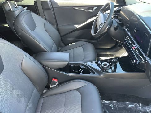 Used 2023 Kia Niro EX image 11